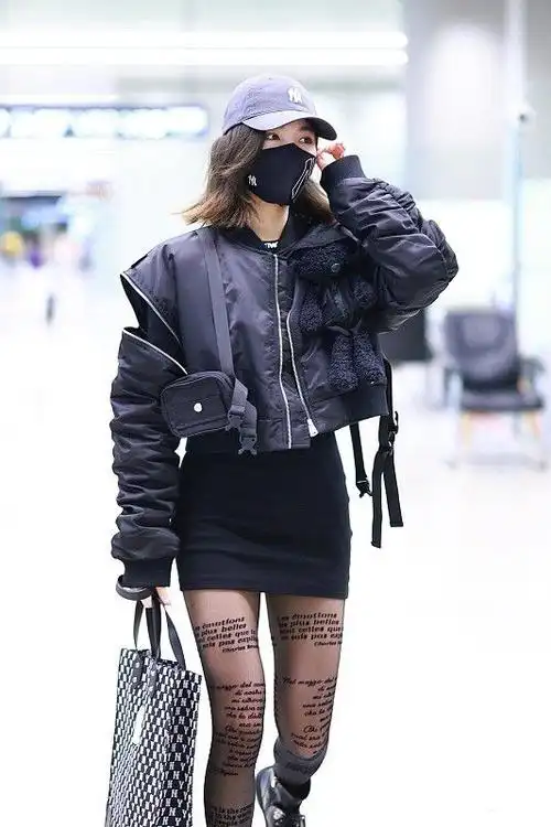 被许佳琪的女团身材迷住了黑色上衣配丝袜真个性超亮眼