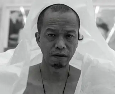 "疯狂"的行为艺术家,取出肋骨送妻子当项链,用水泥浇筑自己