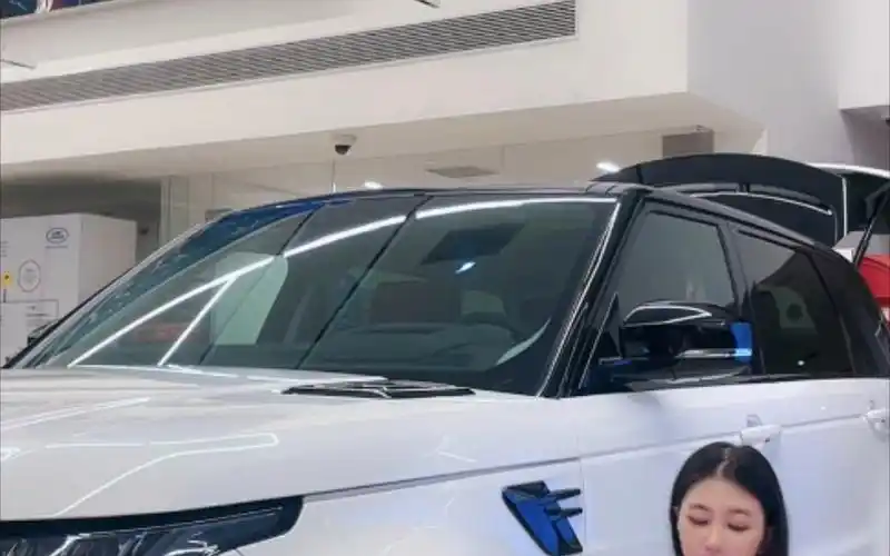 路虎女主播大白腿说话嗲嗲的似露非露哦_哔哩哔哩_bilibili