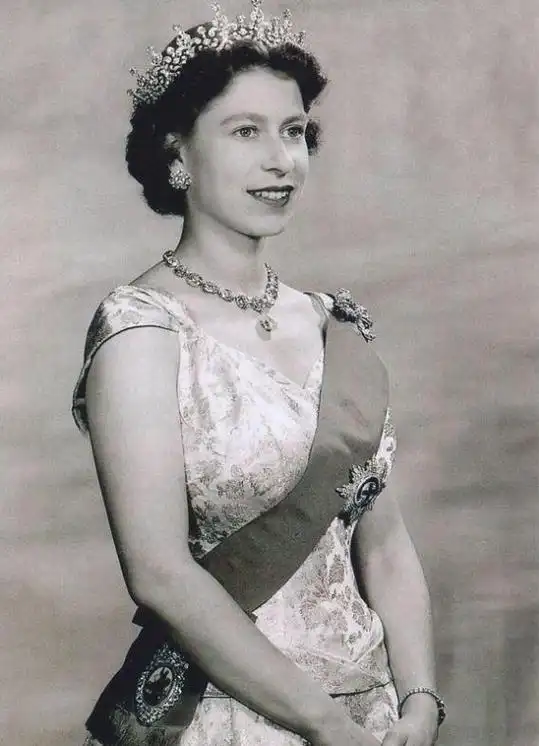 查尔斯再努力的做好一位君王,平衡好王室的关系,这是伊丽莎白二世女王