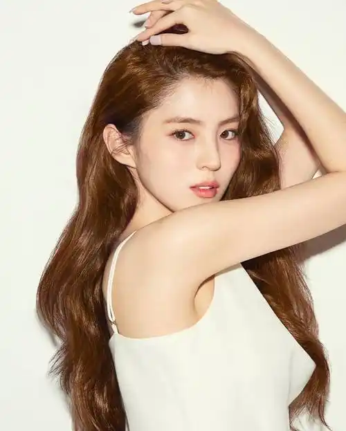 韩国女星韩素希一头金色大浪浪卷发妩媚动人