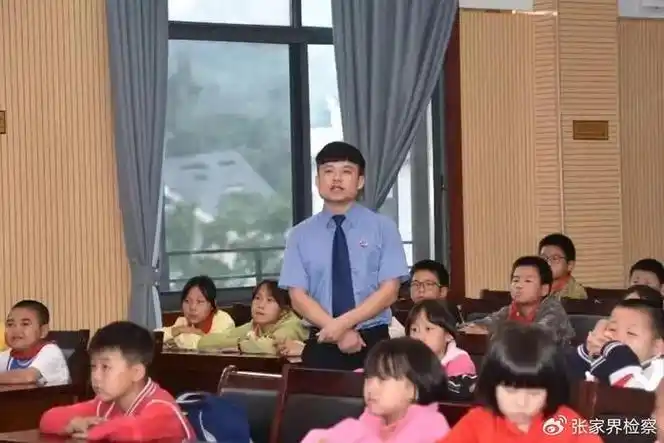 电影,将喜剧片与现实主义很好地结合起来,好笑又好哭,马丽一家的搞笑