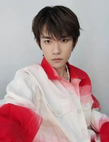 易烊千玺短发造型,有一个被寸头检验的帅哥