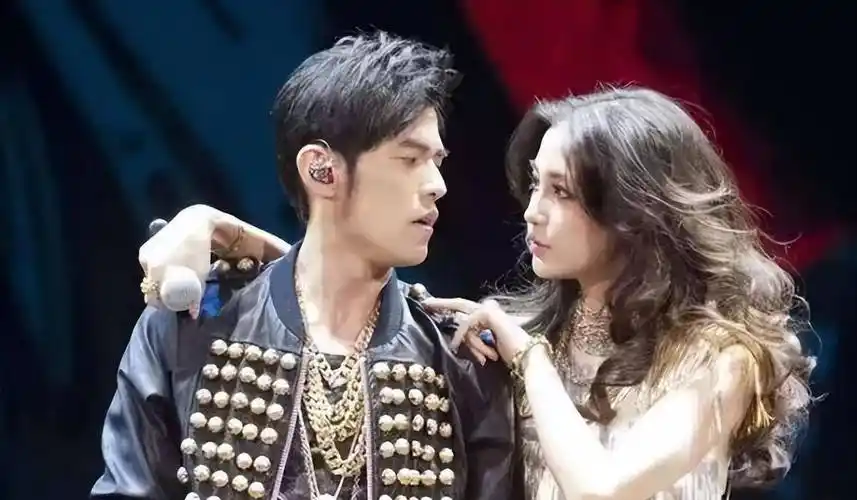 周杰伦瓜事大揭秘,引全网狂猜!竟然是ta?_侯佩岑_周董_恋情