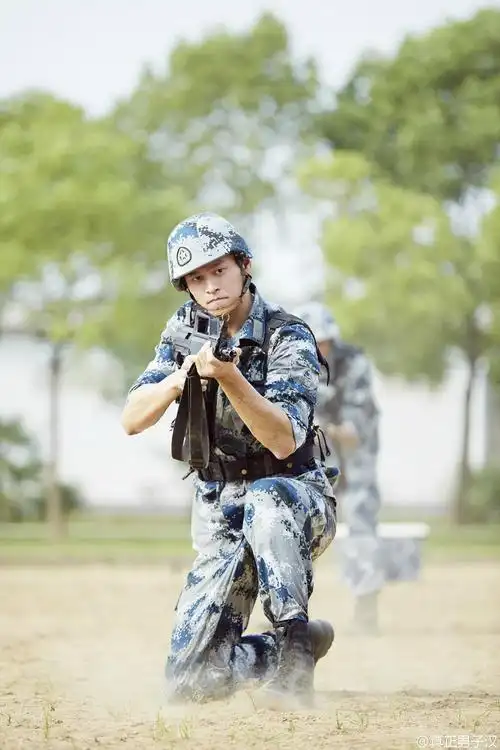 《真正男子汉2》全阵容曝光 杨幂孙杨佟丽娅军装照来袭(12/14)