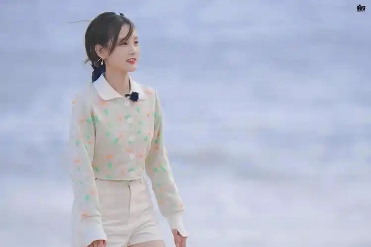 李一桐路透海边沙滩游玩