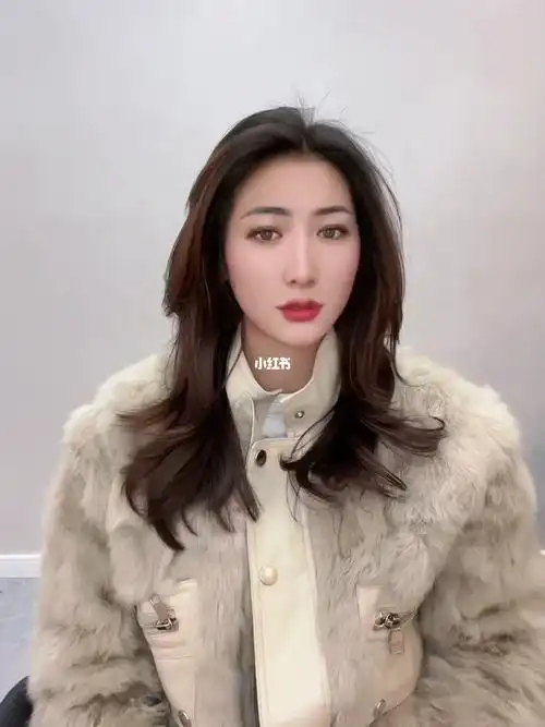 让整个发型透露出性感跟俏皮,刘海两侧微卷的烫发设计,很好的修饰了