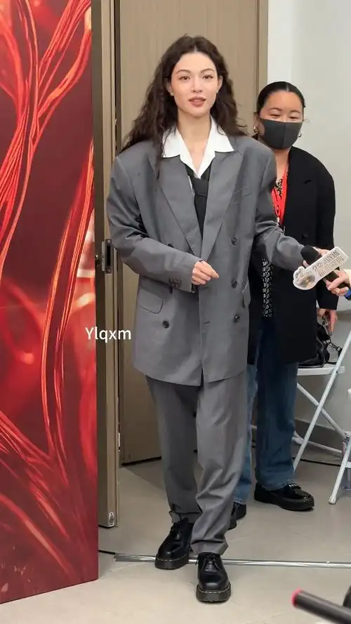 钟楚曦 oversize西装造型气场全开 老公姐照进现实06