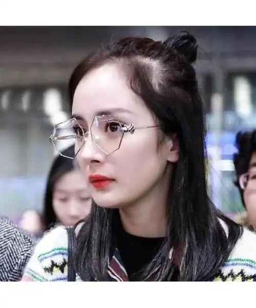 如果你的脸型属于鹅蛋脸,那么你就该庆幸自己拥有百搭的脸型,可以大胆