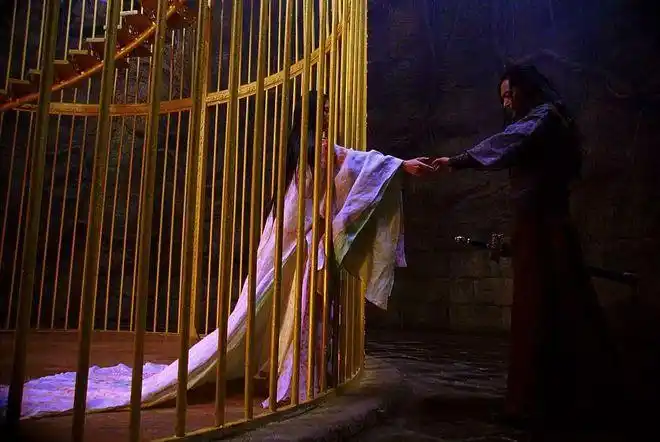 毕生不愁吃穿,贵为王妃,在城楼上脱下斗篷就能让全军将士如痴如醉放下