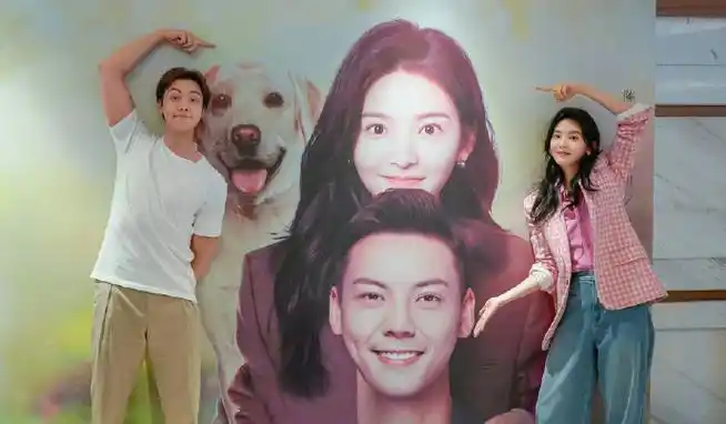 陈伟霆章若楠新剧比心合照