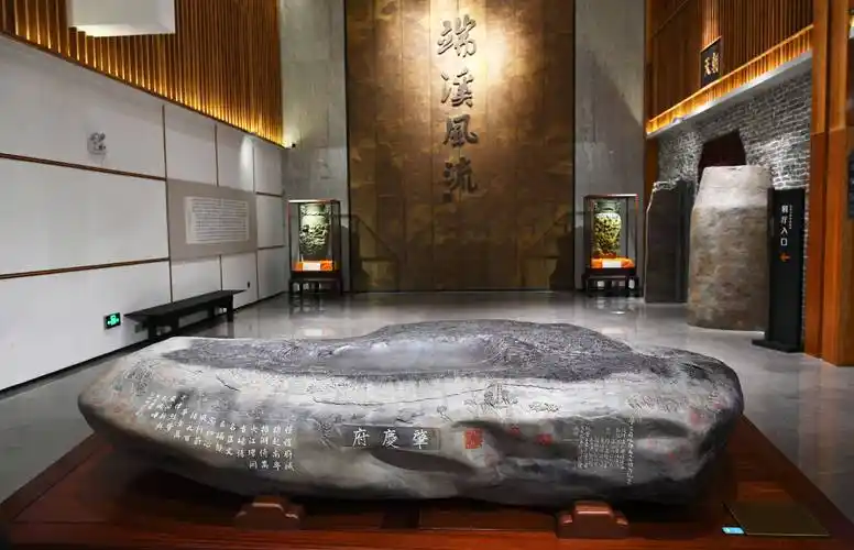 中国端砚博物馆内展示的肇庆府城命名900周年纪念砚步入馆内,巨砚与