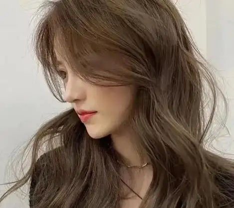 可是要拥有一款适合自已的色调才是王道,而女生咖啡色头发这样的色调
