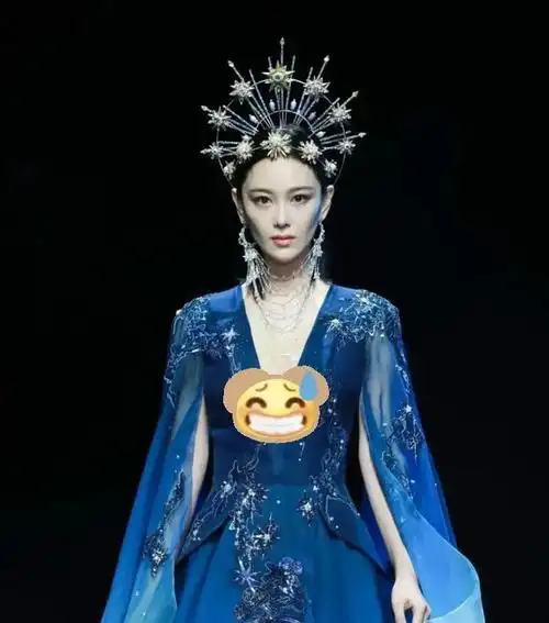 36岁张馨予晒国风晚礼服,深v疑不穿内衣引热议,被嘲又老又平