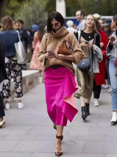 减龄且新颖的各种穿搭方法 玫红色搭配什么颜色的外套