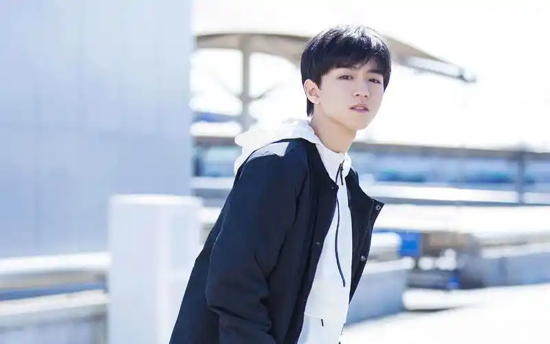 王俊凯时尚青春街拍图片桌面壁纸