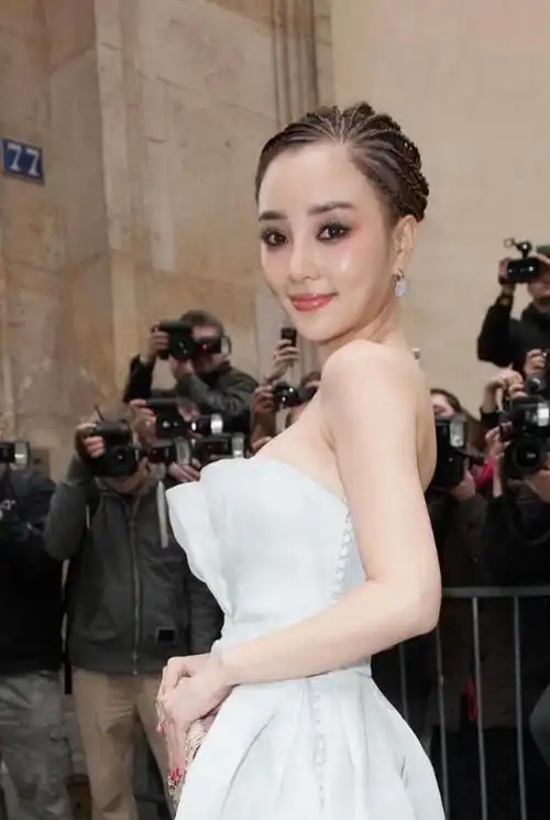 年轻时的李小璐有多美?穿上白色礼服尽显高贵,身材尽显无疑