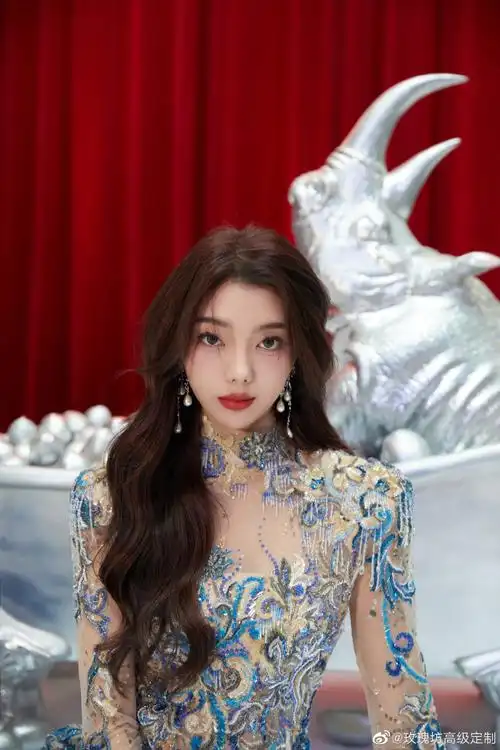 李紫婷mimi身着guopei(郭培)高定沙龙青花瓷礼服惊艳亮相#时尚知道