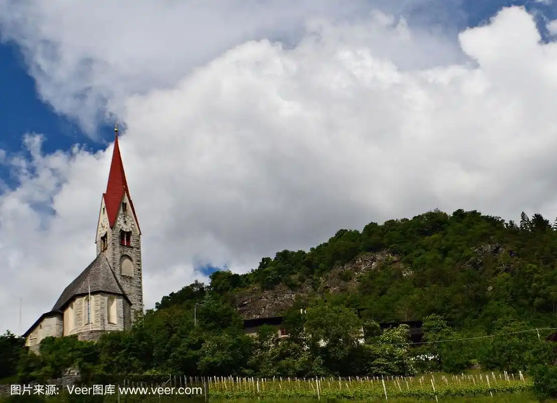 山顶上的小教堂,白色的红屋顶