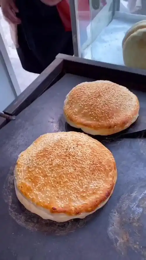 一直搞不明白它为什么不会掉翻板烧饼民间传统美食特色小吃舌尖上的