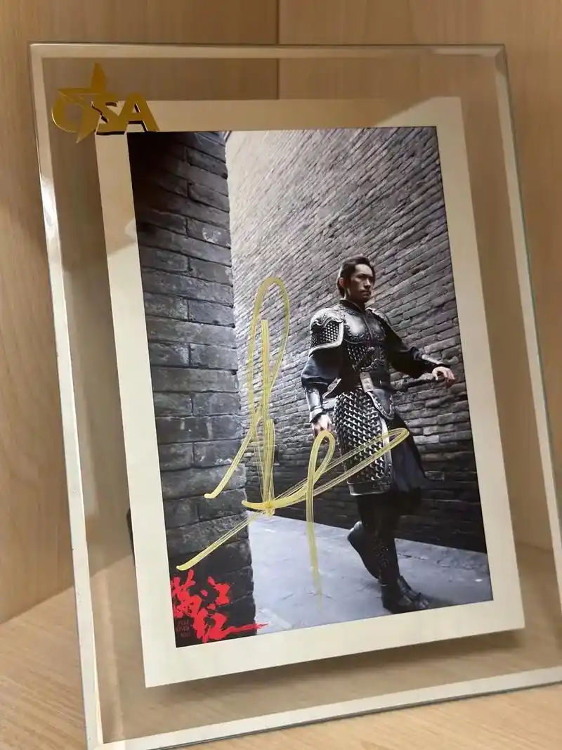 易烊千玺签名剧照满江红剧照