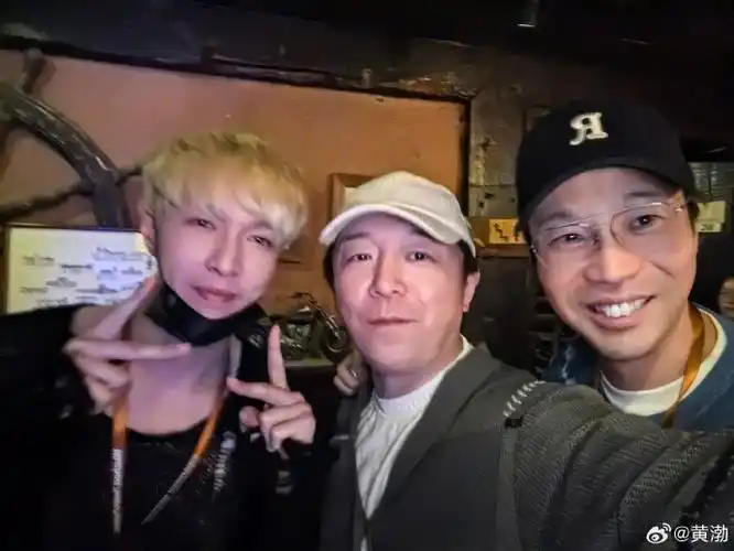 231025|渤哥微博更新张艺兴相关合照2p已知两张图里各三人,请问能结