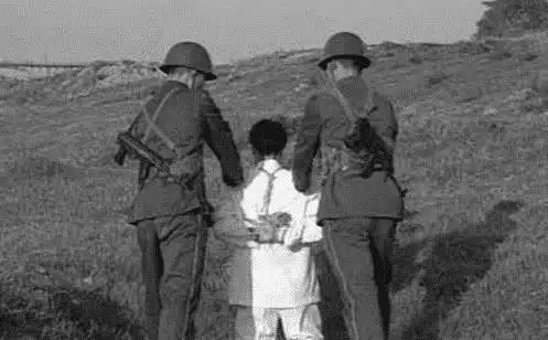 1983年严打公审旧照 最后一张让人害怕|刑场|罪犯|胸牌_新浪新闻