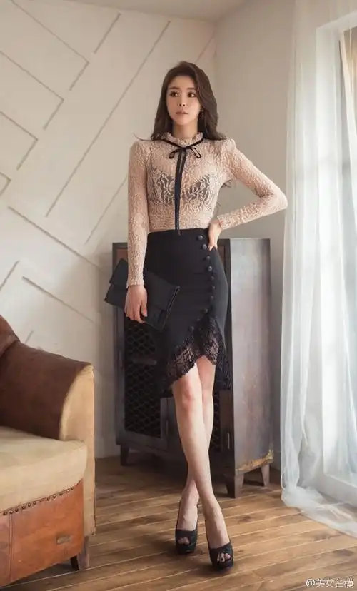 黑色性感蕾丝透视装迷人极品白领美女写真图片