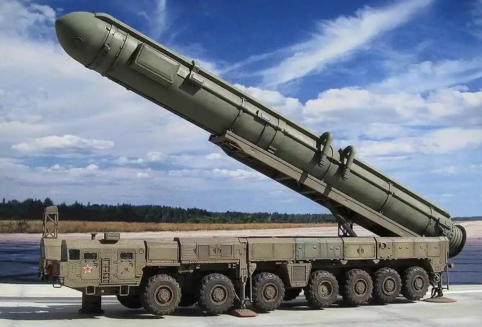 洲际导弹射程为何会那么远,内部装有发动机吗?