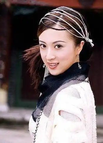 原创原创42岁的金巧巧脸僵成这样全程拍照一个表情惊呆网友