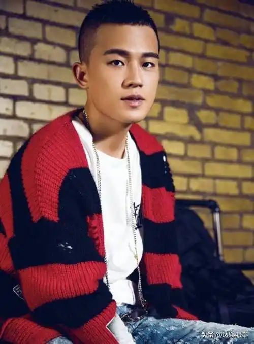 与女子街头搂抱被拍后,欧豪主动辟谣新恋情,称只是友人聚会而已_发展