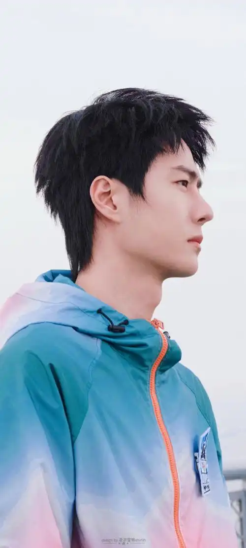 王一博渐变色冲锋衣#王一博侧颜太完美了!
