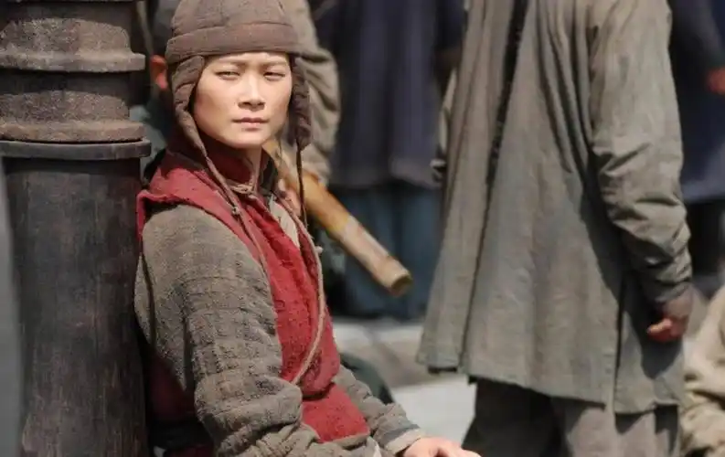 李宇春怀着战战兢兢的心情参演了《十月围城》,魏晨不情不愿地接拍了