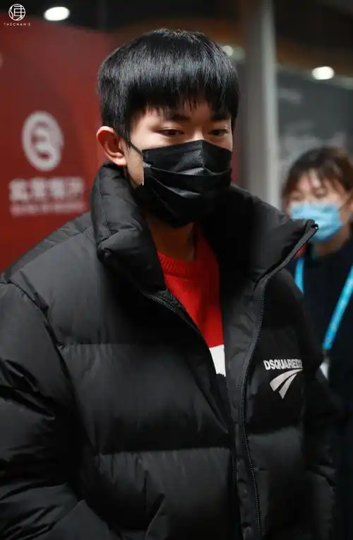 千玺送你一朵小红花##易烊千玺后座剧场#易烊千玺韦一航(宝贝你在笑啥