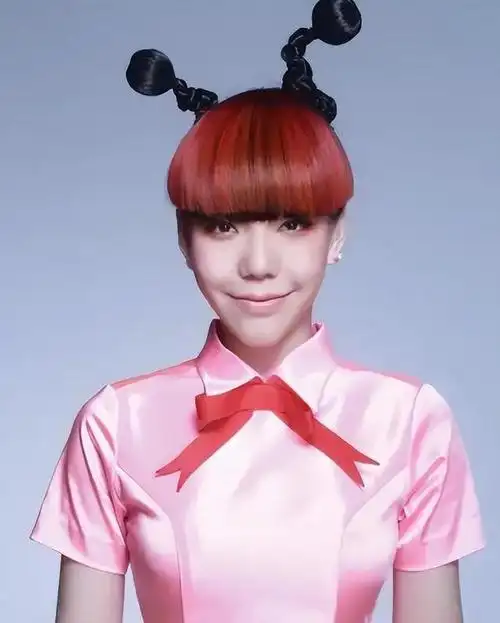 "走向神坛"吴莫愁:捞金1.3亿4人帮她穿鞋,现在已沦为资本弃儿