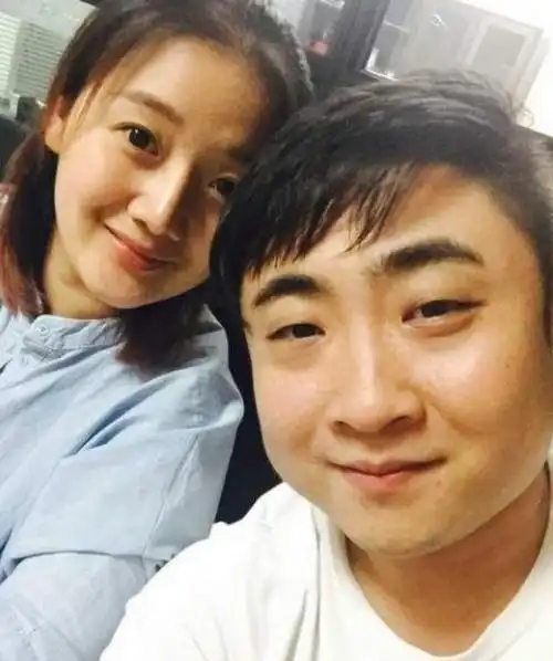 他是知名喜剧演员,也是沈腾唯一看走眼的人,曾靠妻子摆地摊为生