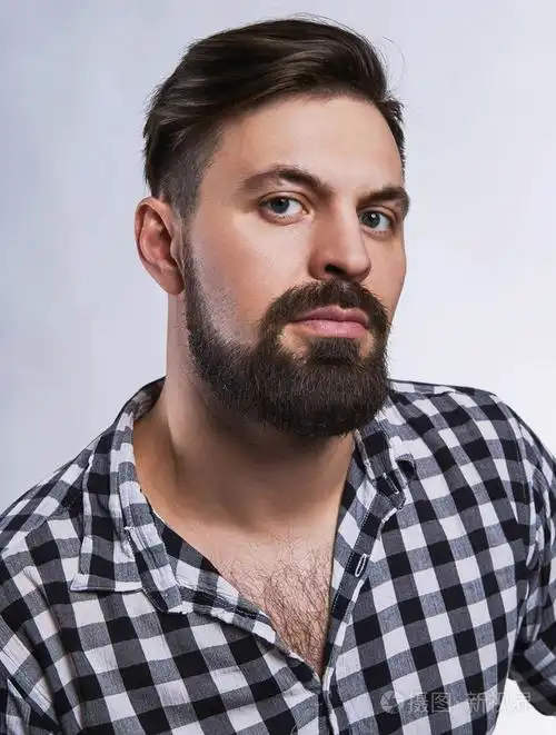 英俊的男人大胡子