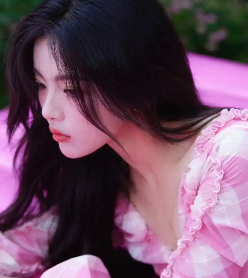 杨超越拍摄粉色系大片,有种回到春天桃花盛开的感觉,满满的青春元气