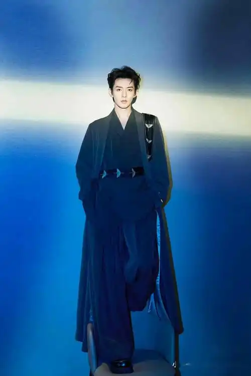 第五位是任嘉伦和成毅两位艺人在微