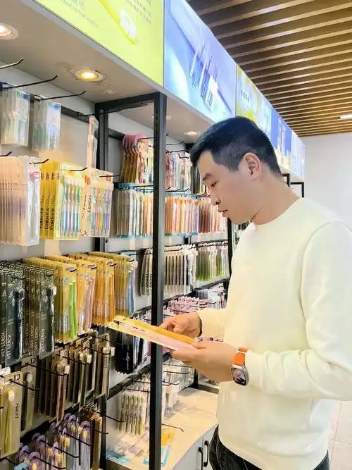 俞海杰.露莎 摄俞海杰在公司生产车间.