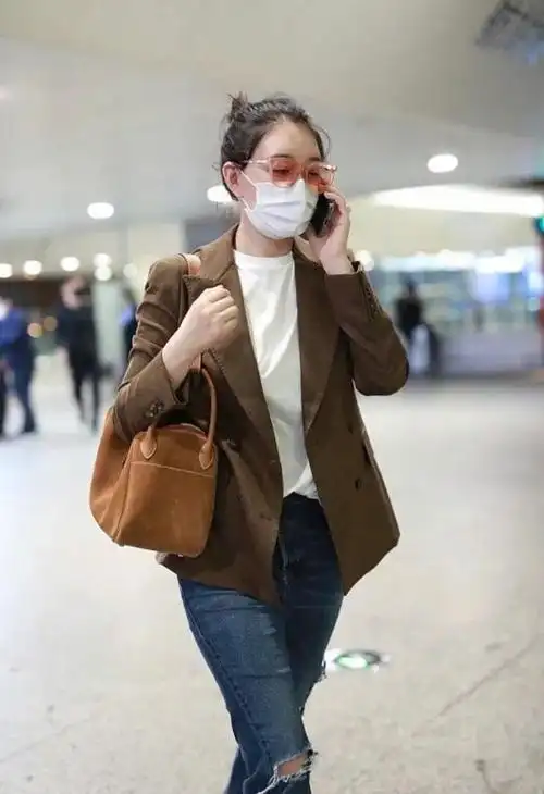 李小冉机场生图美出圈西装配牛仔裤减龄又显腿长