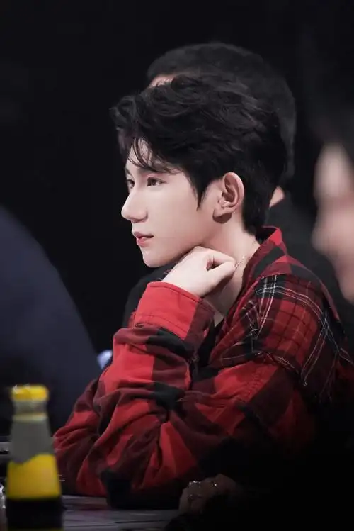 王源壁纸可爱帅锁屏头像明星