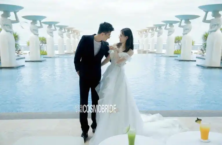 9 吴敏霞婚纱照曝光 二人面朝大海幸福依偎