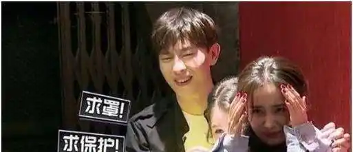 另则,邓伦在节目中颇为照顾杨幂这一点,肯定是事实,因为本来就只有