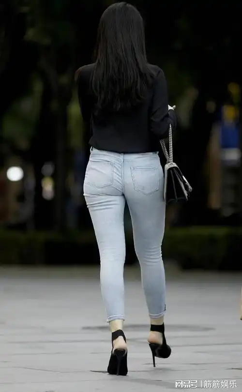 美女一件黑色t恤搭配蓝色修身牛仔裤.简约但不单调