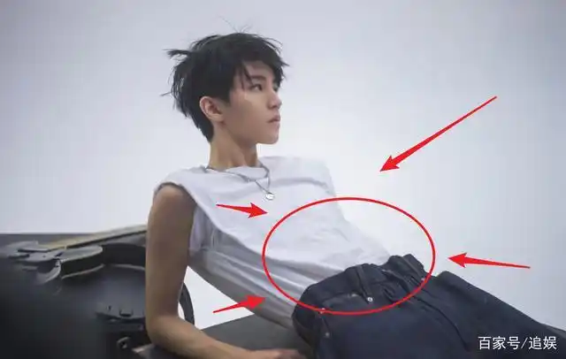 王俊凯写真流出,肌肉线条超级苏,但是却瘦的让人心疼!