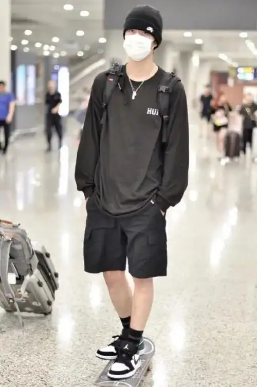 王一博穿最潮的番茄aj还带滑板粉丝因为机场不能开摩托