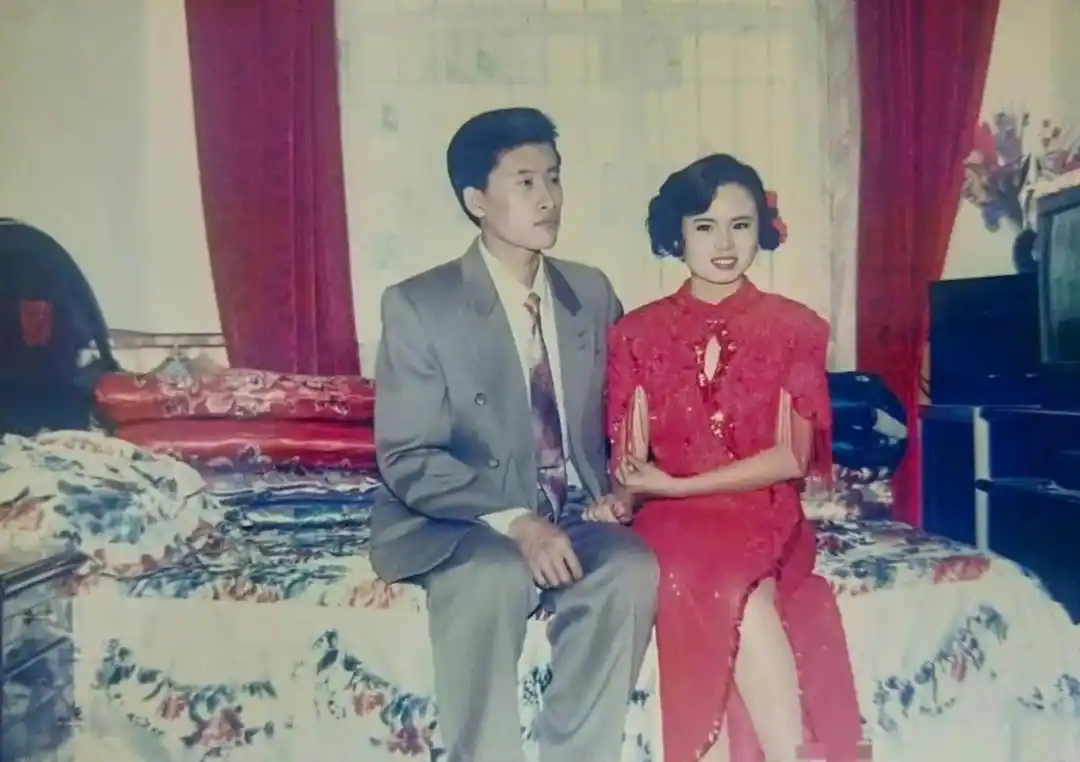 幸福回忆杀网友晒妈妈当年结婚照90年代婚纱比想象中更美