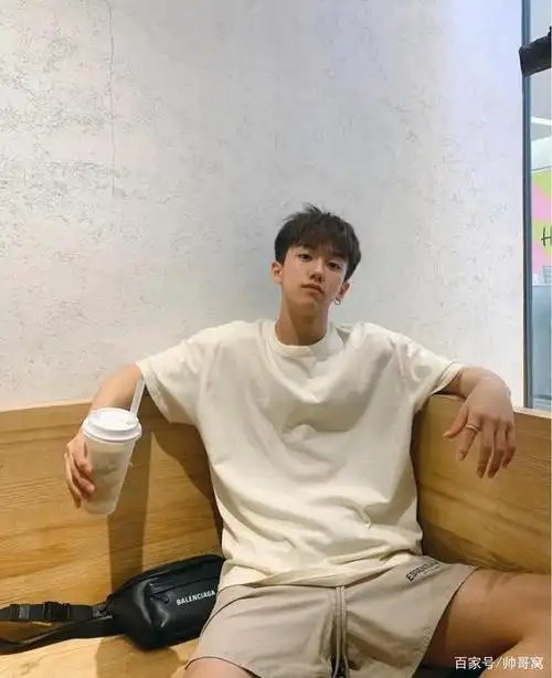 喜欢小动物,爱喝奶茶的文艺范小奶狗,青春年少的男孩子太可爱!