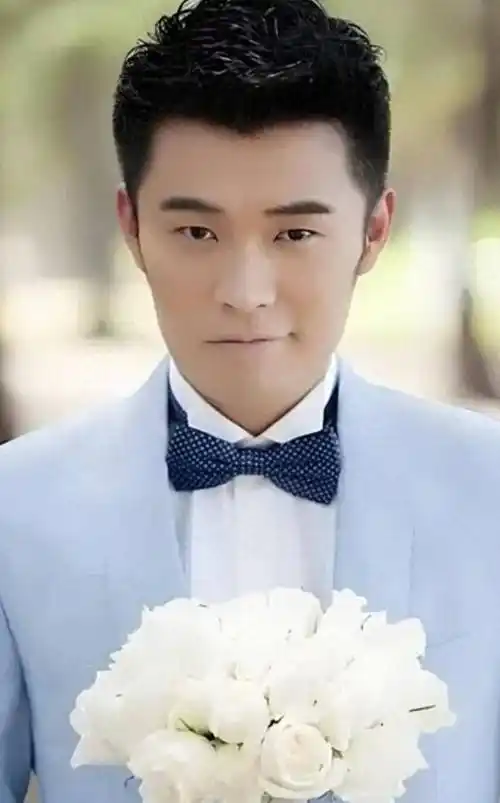 陈赫一家现身迪士尼:张子萱身材火辣又瘦又酷!三岁女儿好安静!